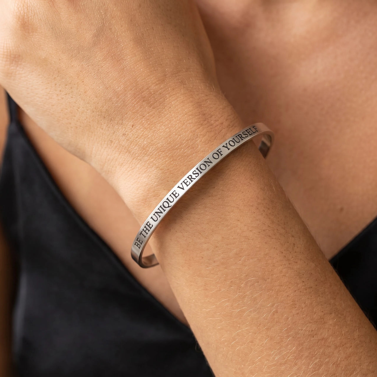 Adjustable bracelet — close-up of the details, silver | SKU: btuvoy-wg