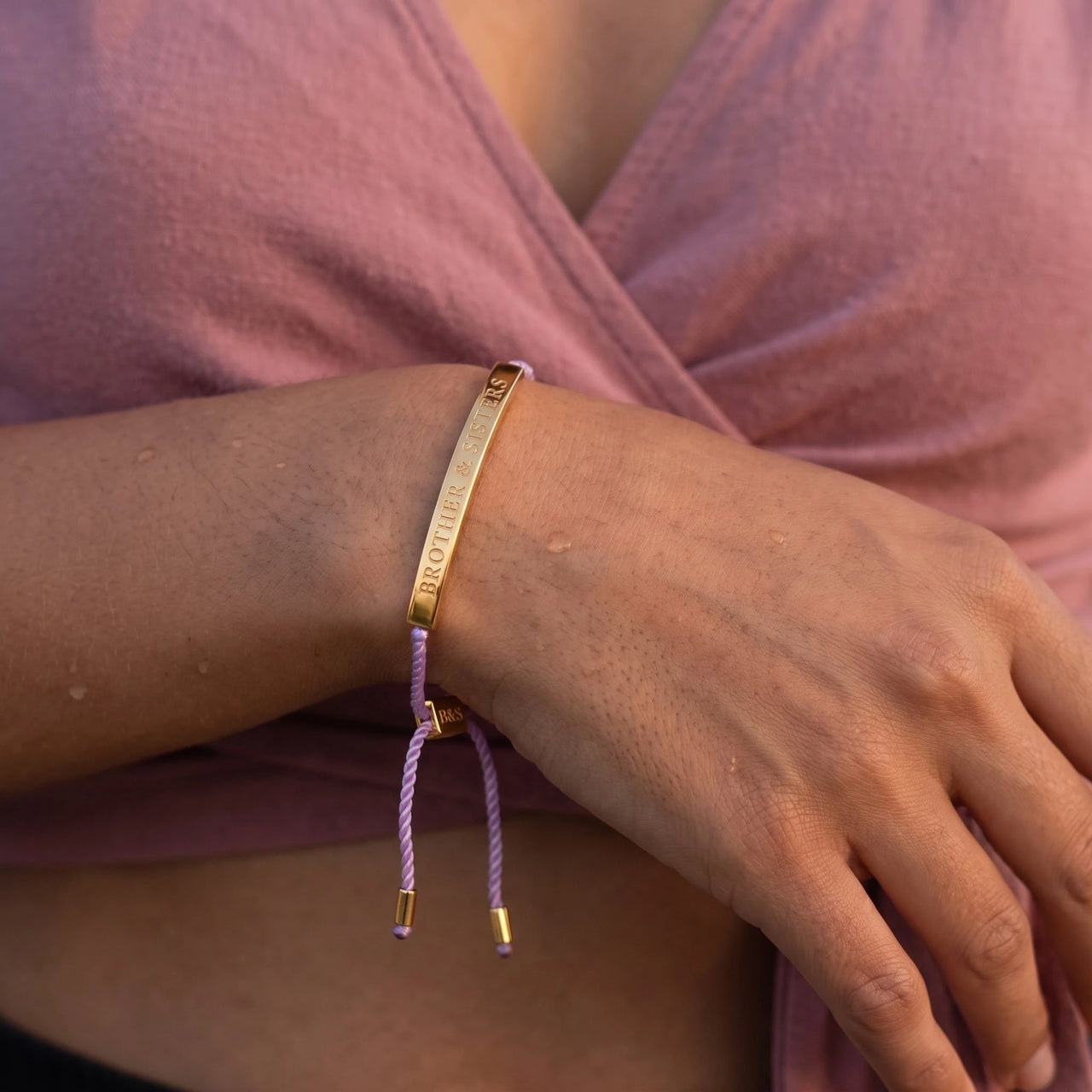 String bracelet — close-up of the details, gold | SKU: lemauve-g