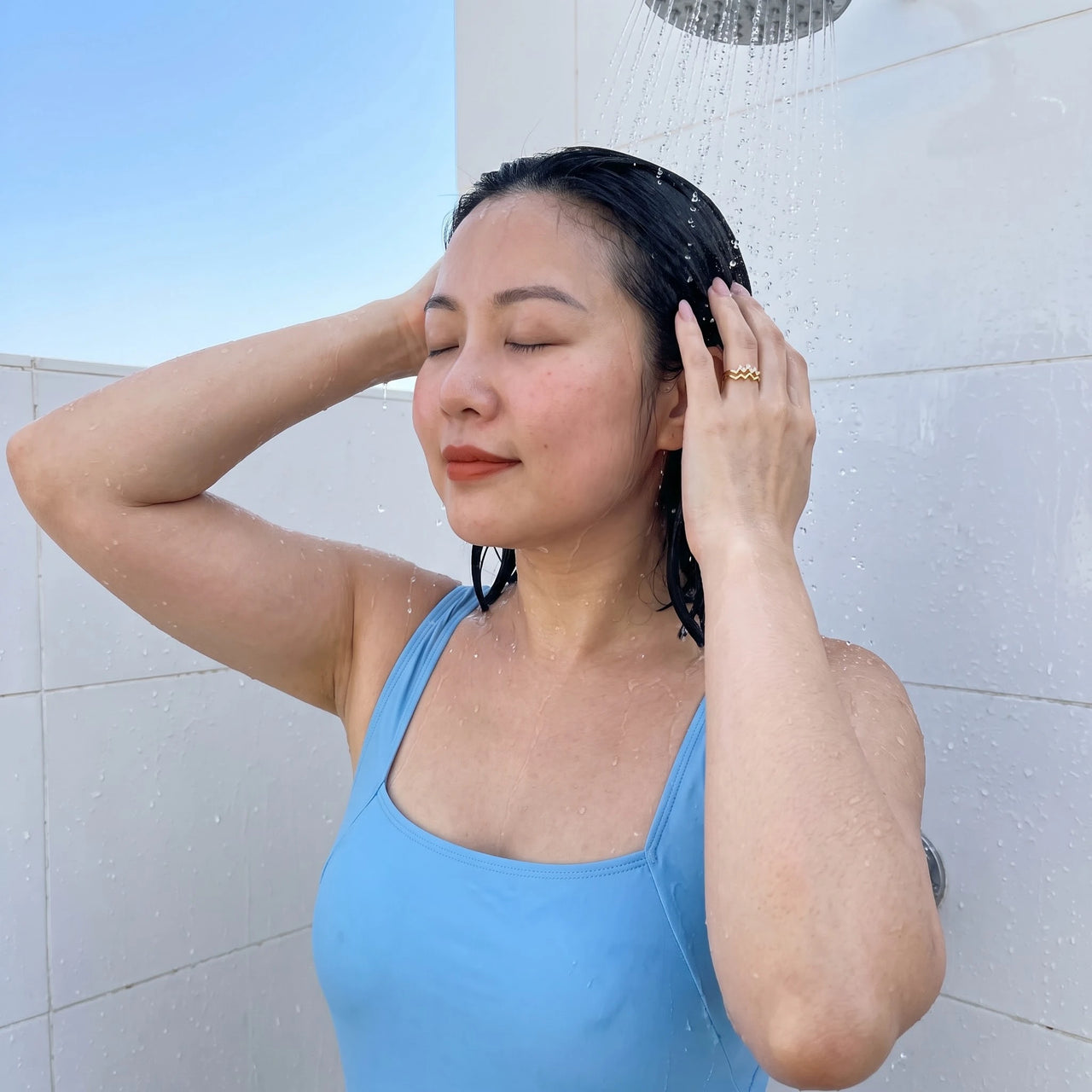 Dainty ring — worn in the shower, waterproof, gold | SKU: lezigzag