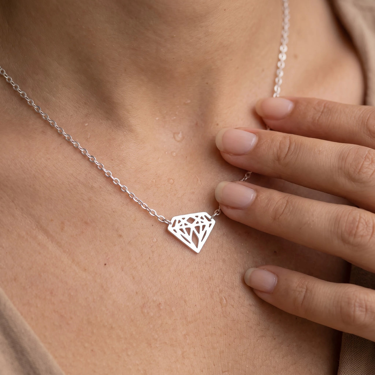 Diamond shape necklace — close-up of the details, silver | SKU: 12791388-white-gold
