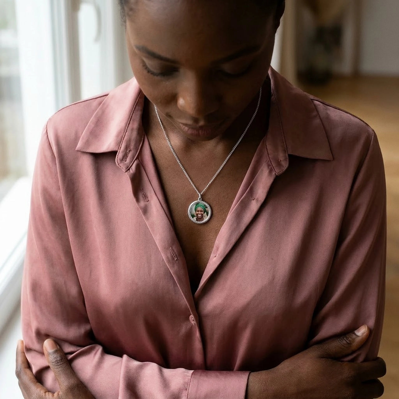 Woman wearing the silver round photo necklace with her mother's photo | SKU: TPH-RNDN-SILVER